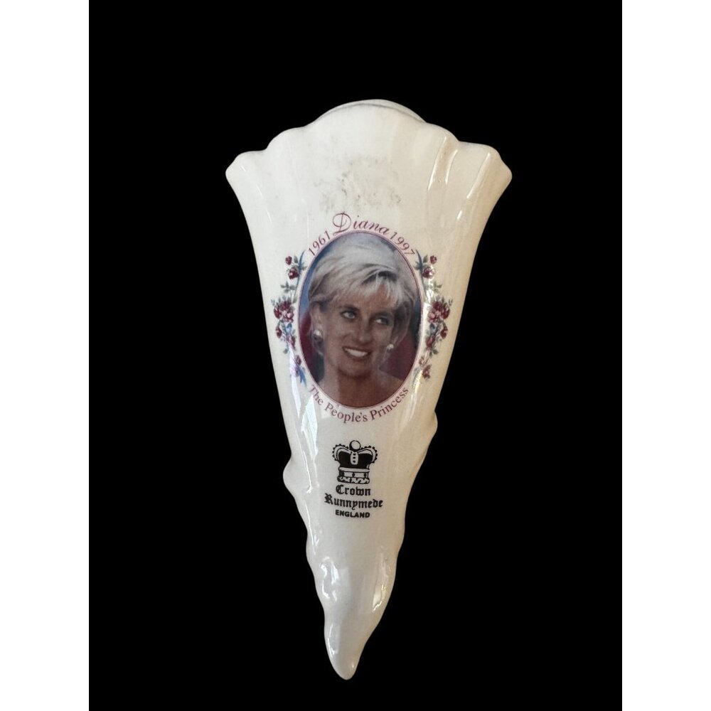 Crown Runnymede Wall Pocket Cream Ceramic Princess Diana Memorial 6.25 Inch Engl